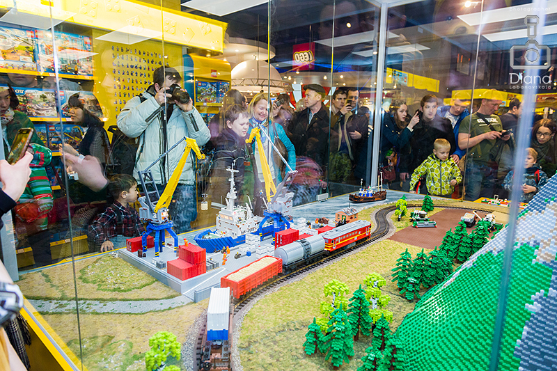 Lego инсталляция в Детском мире