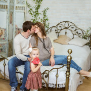 Семейная фотосессия в студии, вязаная стена, детский фотограф, девочка, семья, поцелуй